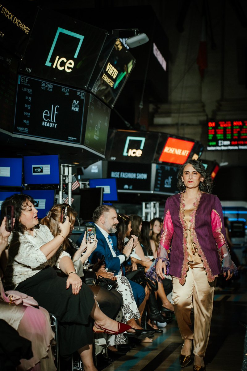 dagdevirencanan's tweet photo. Dün gece New York Moda Haftası’nın podyumunda yürürken, omuzlarımda yalnızca bir kıyafeti değil; kadınların yüzyıllara uzanan hafızasını, emeğini, direnişini ve cesaretini taşıdım. https://t.co/ZU4pXMRMlY