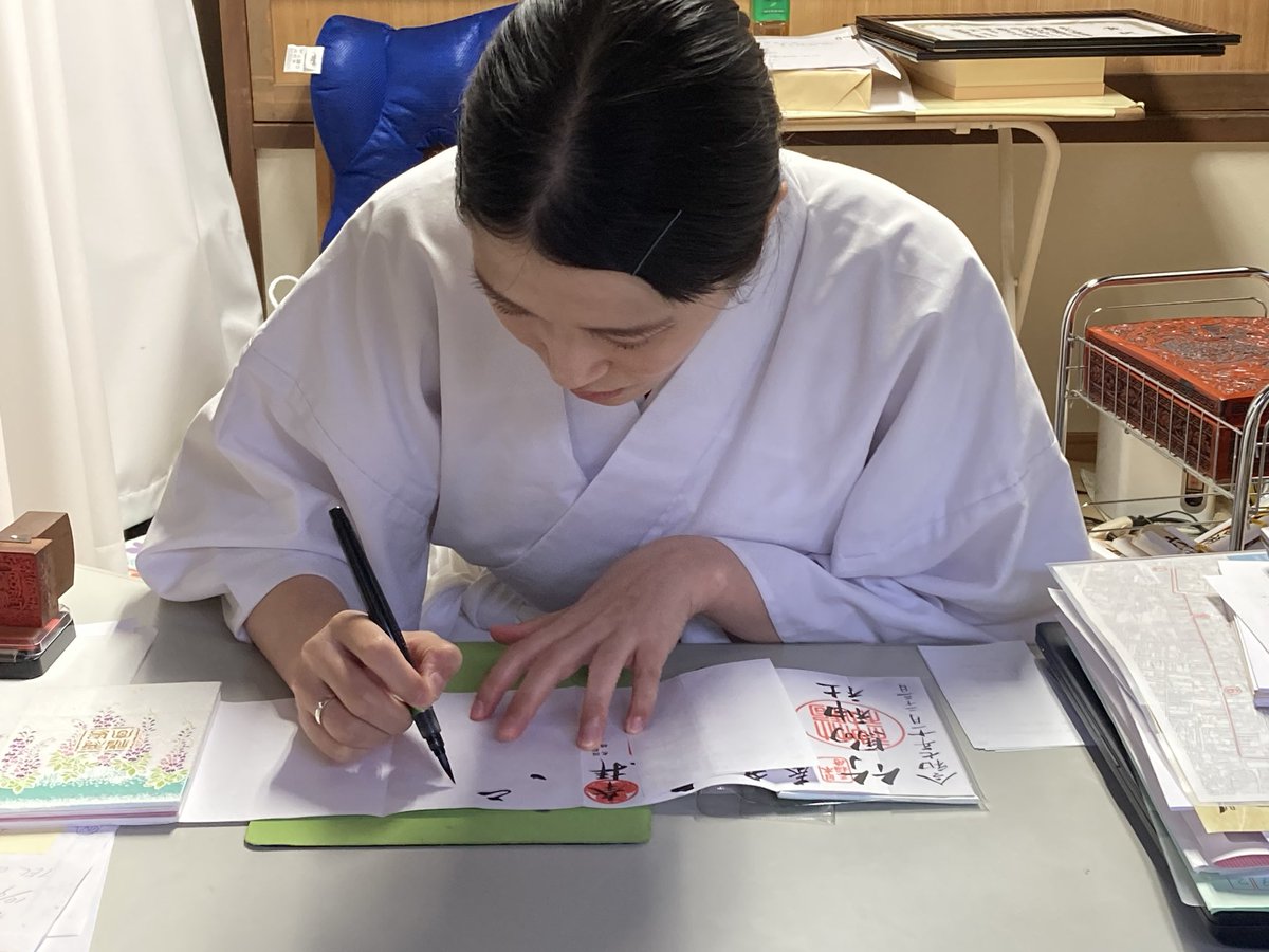 tukuyomi1207's tweet photo. 六椹八幡宮⛩️その2
御神木の椹の樹。
元は6本の樹があったそうです。６つの椹の樹で六椹というお話しを巫女さんに聞きました。
お若い方でしたが物凄い達筆で綺麗な御朱印を頂きました🤩
そして、父が入院したばかりなので病気平癒をお願い致しました。
#山形市
#六椹八幡宮
#御朱印 https://t.co/qmOMALwg1n