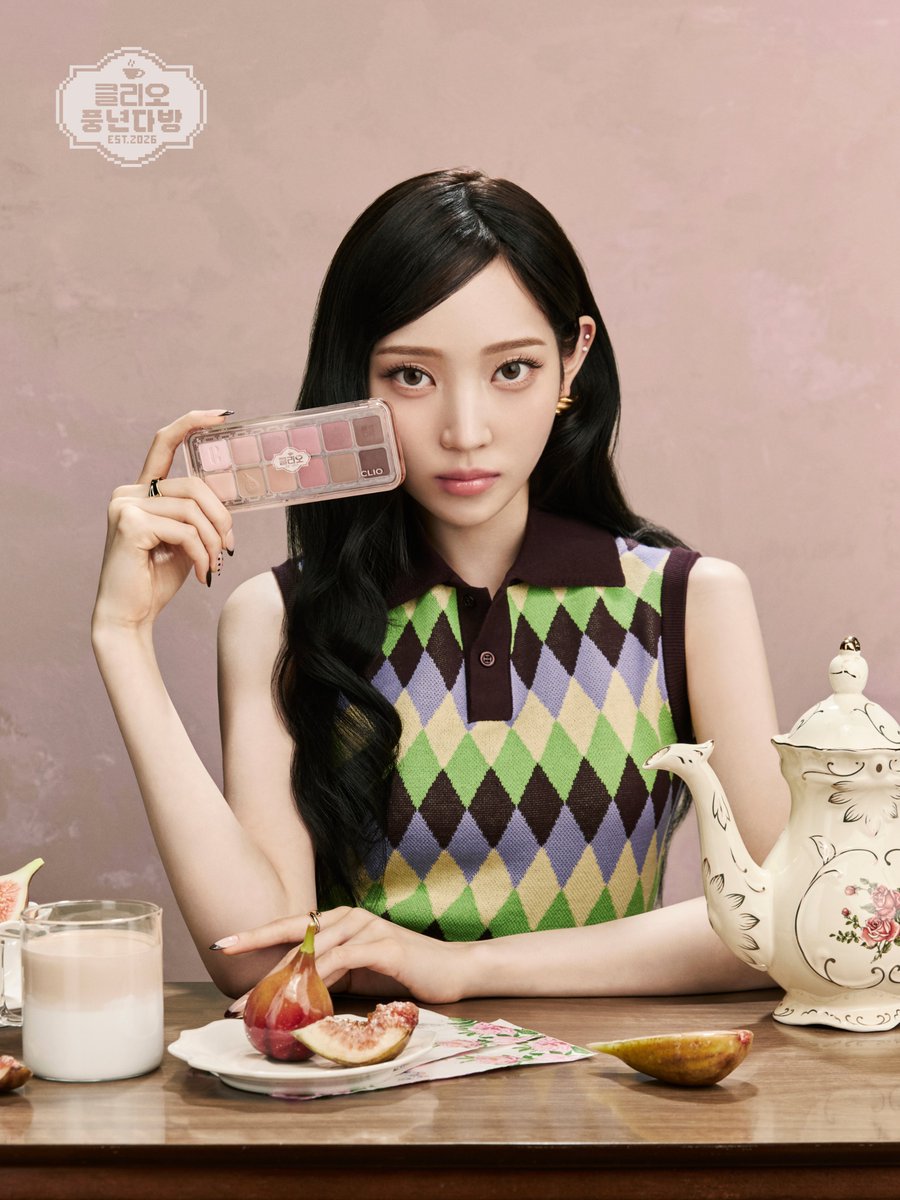 official_CLIO's tweet photo. 포근한 무화과빛으로 채운 영서의 가을 차림-🍁

눈가엔 무화과를 졸여넣은 뮤트 핑크 라떼 음영,
입술에는 달큰하고 촉촉한 무화과 속살을 살포시-

가을 제철 열매로 무르익은,
#NEW 「풍년다방 에디숀」

2026년 10월 1일,
풍년다방이 여러분들을 모십니다.

#클리오 #CLIO #ALLDAYPROJECT #YOUNGSEO