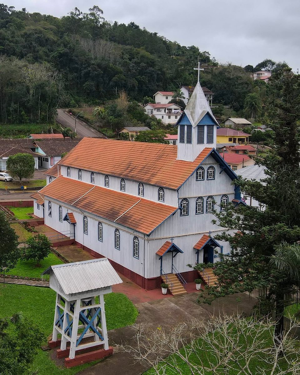 abracetradicao's tweet photo. Santa Catarina guarda a maior igreja 100% de madeira da América Latina.

A Igreja Matriz São João Berchmans, em São João do Oeste, foi inaugurada em 15 de agosto de 1948. Erguida com trabalho comunitário de cerca de 60 famílias de imigrantes alemães católicos, ela usa apenas madeira local (principalmente araucária) e técnicas tradicionais de enxaimel trazidas da Renânia.

Toda a estrutura, paredes, torre, detalhes e até o interior, é de madeira. A nave principal mede 28 metros de comprimento por 14 de largura, totalizando cerca de 532 m².

Essa igreja é um verdadeiro monumento vivo à fé, à união e à herança alemã no Sul do Brasil.