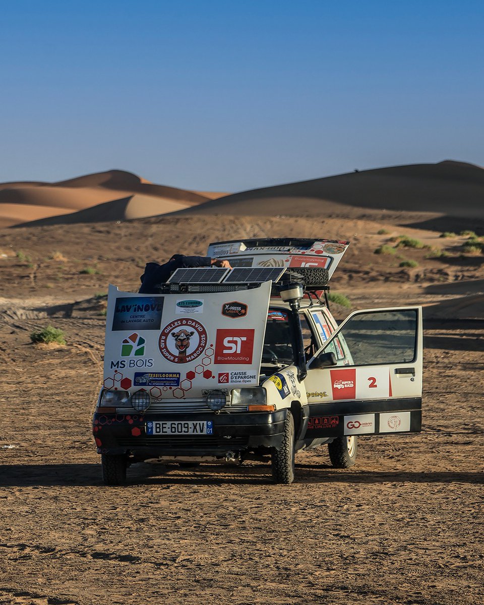 AmandaHatk6ld9's tweet photo. A quick breather! Even she needs to cool down during the raid. Hood up to lower the temperature before tackling the dunes again. That’s desert mechanics! https://t.co/FWU5Q7BhtC