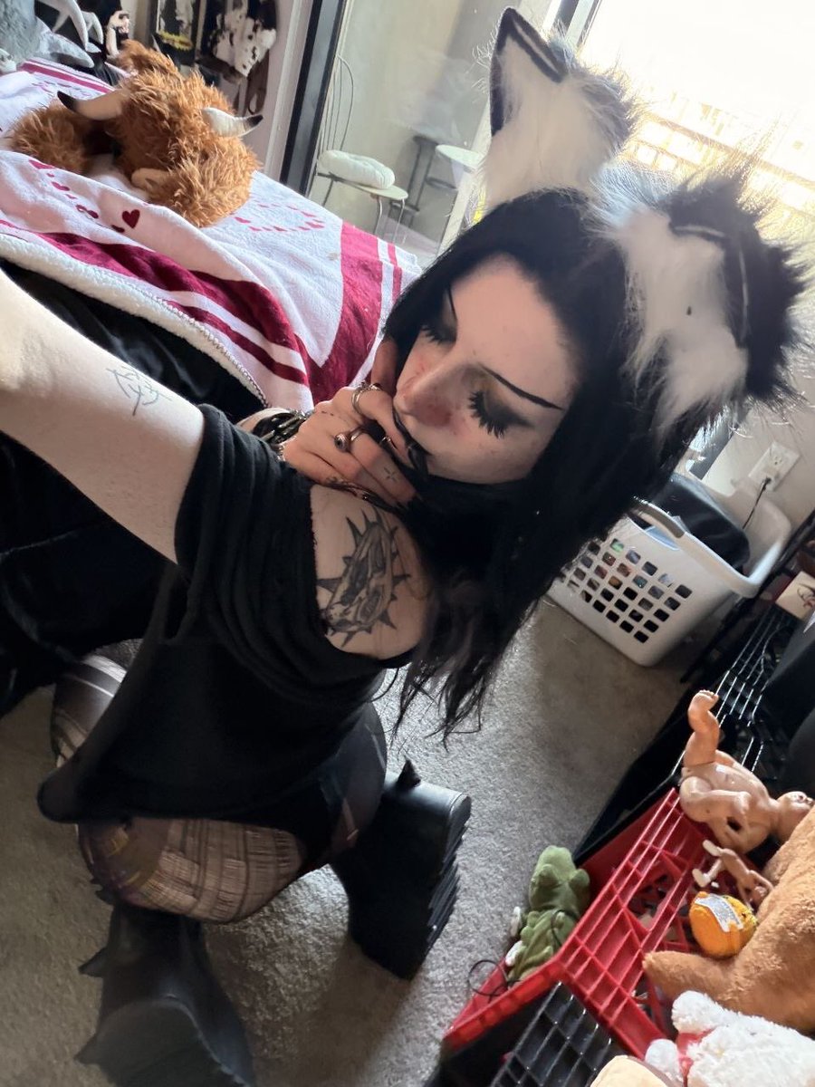 raydeadrosexx's tweet photo. messy hair messy room messy intentions. https://t.co/34d6OucyKO