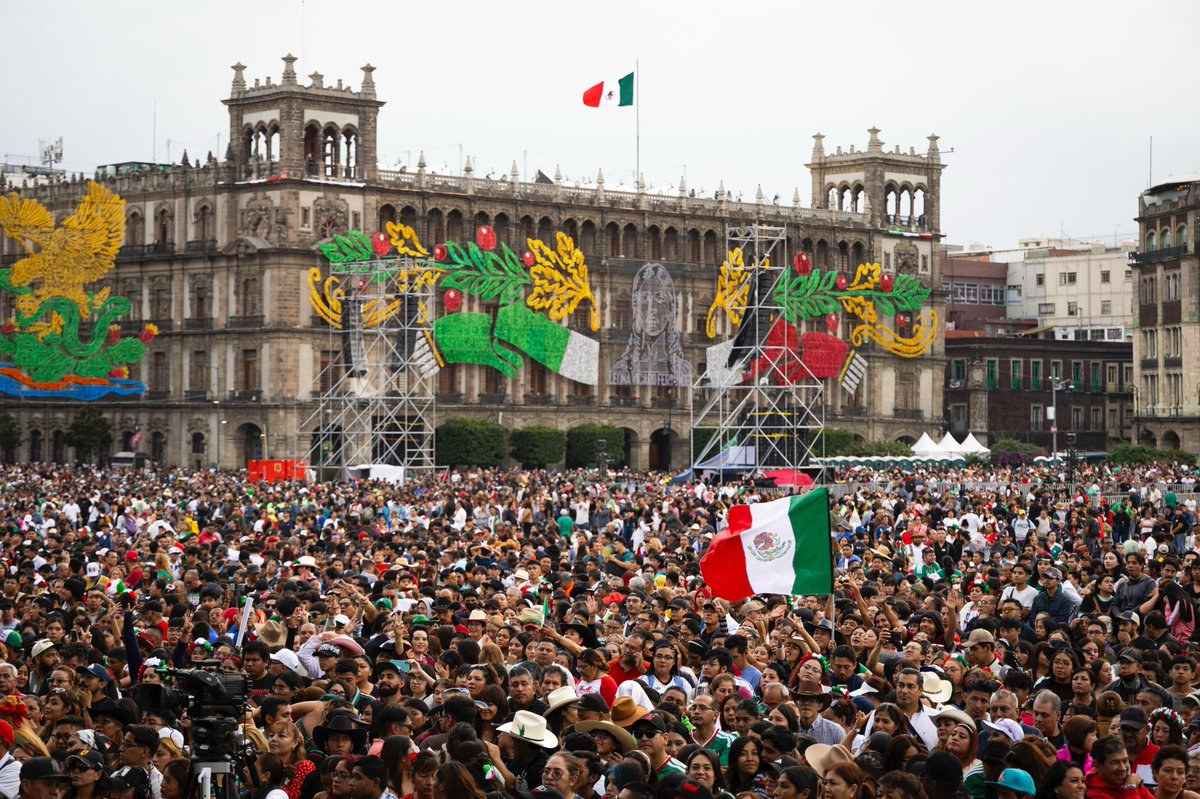 arlinmedrano_'s tweet photo. Así el Zócalo en este momento. Qué viva México. https://t.co/fPQPrgIfB8