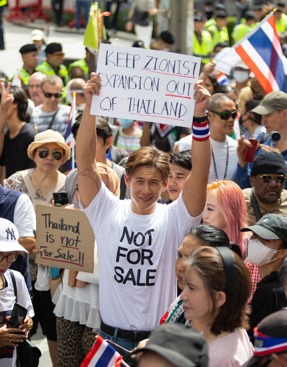 psisamutt's tweet photo. Free Palestine, Free Thailand

Almost one year apart...a crime against humanity is a crime on us all. https://t.co/IIGRd6K0JQ