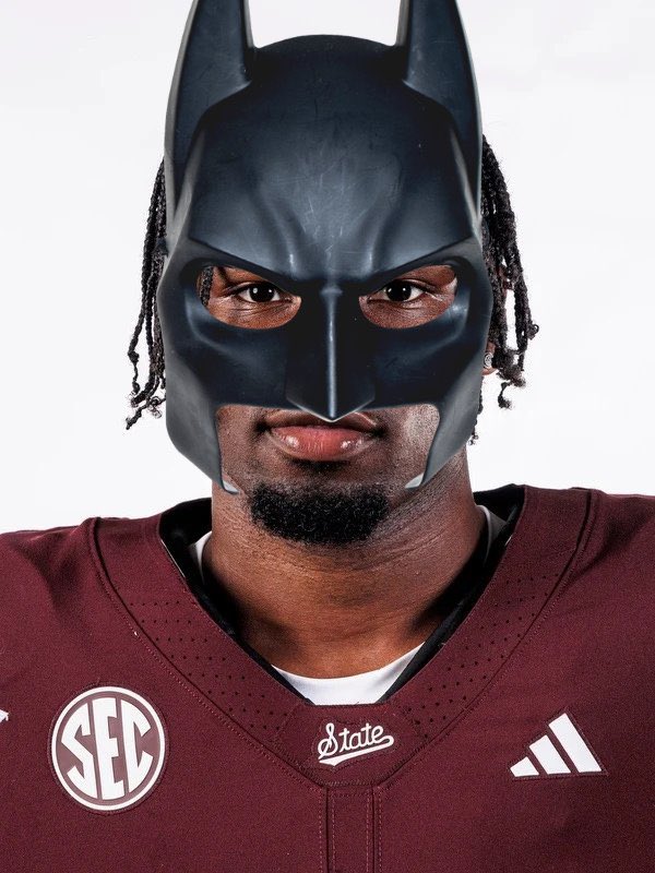 BullyKong55's tweet photo. @HeismanTrophy @theACC @SECNetwork @bigten @CanesFootball @OhioStateFB @LSUfootball @OleMissFB @TexasFootball BATMAN🖤🐶 https://t.co/q1GrK5RQgC