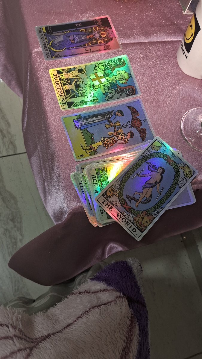 oracosmic's tweet photo. Fiz pergunta de sim ou não 
(se a consulente deveria mandar mensagem pra uma pessoa) e o meu tarô simplesmente.. 🤡 https://t.co/b9kAAH8ZAz