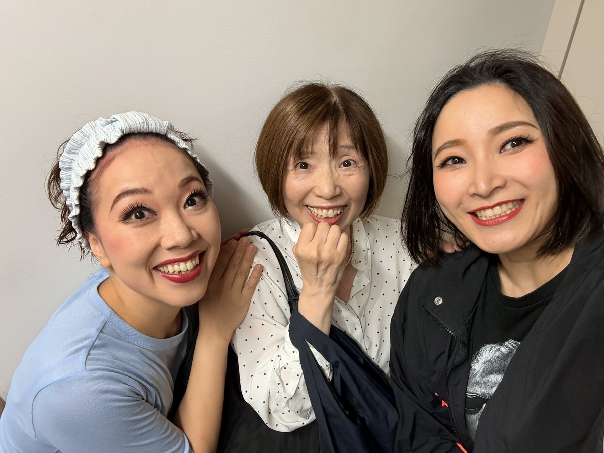 ran0308's tweet photo. レジェンドな大先生方がご観劇下さいました😭✨

お忙しい中お時間を作って頂きまして感謝感激です🥹💓

始まるとあっという間で、昨日で10公演目でした💦

今日もいつも通り、丁寧に大切に

日生劇場にてお待ちしております😊

#ファニーガール
#新海絵理子　先生
#原田薫　先生 https://t.co/1hLumcShlT