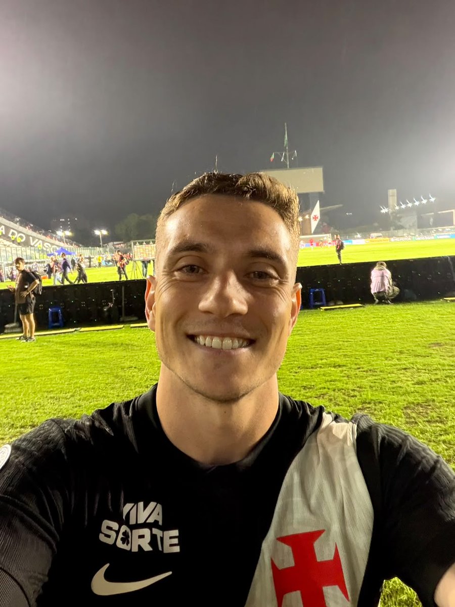 VascodaGama's tweet photo. selfiezinha do meu camisa 1️⃣9️⃣ 🤳

#VascoDaGama https://t.co/QYe8Z9ASNl