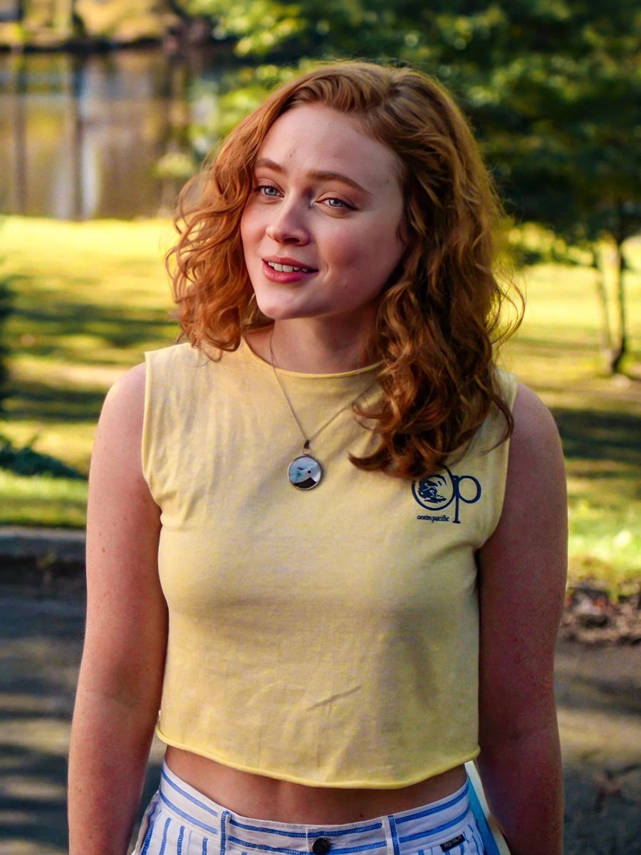 movieshows001's tweet photo. Sadie Sink 
21 years old                             24 years old https://t.co/V2JITUeOxe