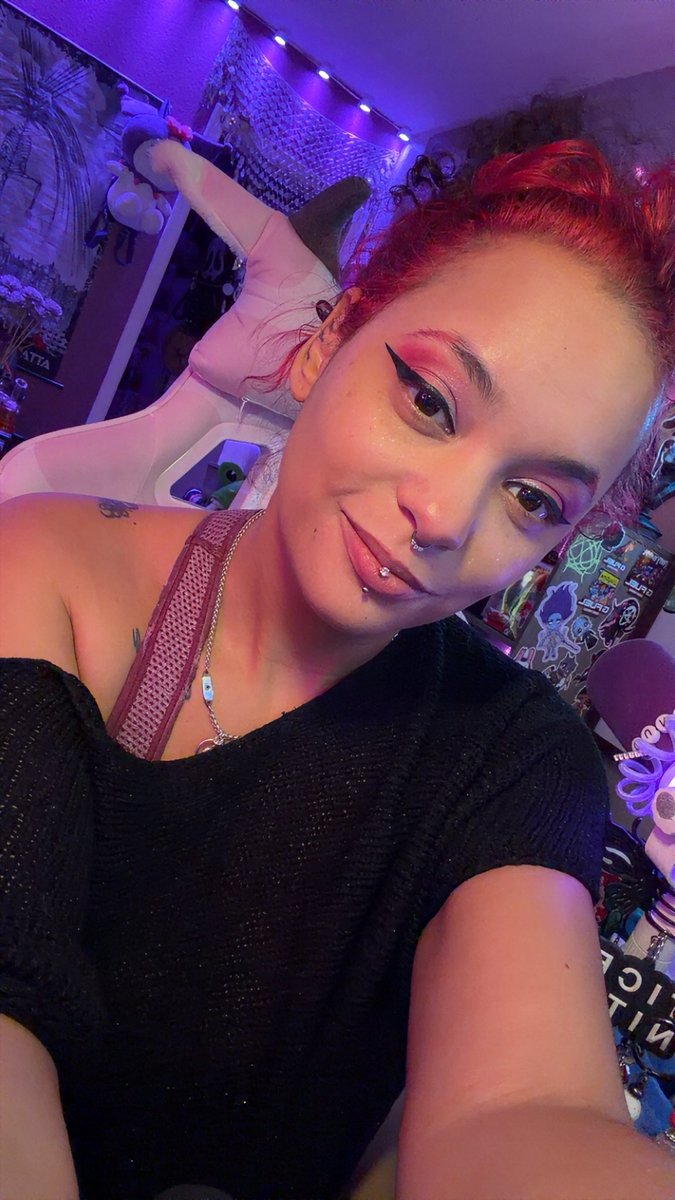 0reoCakess's tweet photo. Working really hard on my face dysmorphia and not using filters 🖤 

Going to stream and play some PTB 🖤 https://t.co/yAObRbjMcz