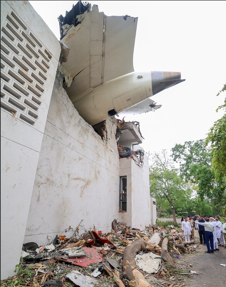 ziyadpgv's tweet photo. @RealDonJr45 R̶a̶j̶u̶ ̶m̶e̶s̶t̶r̶i̶  in India made stronger building than this which survived boeing 787 with full fuel. https://t.co/fYFrZG6ih4