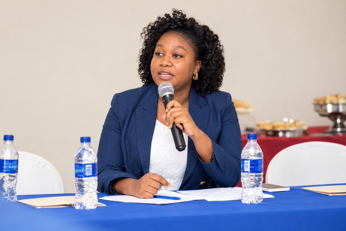 Luceaofficiel's tweet photo. Ce mardi 15 septembre, j'ai eu l'honneur de représenter le parti politique @edehaiti2021 à une rencontre organisée par le Ministère à la Condition Féminine et aux Droits de la Femme (MCFDF), autour d'un enjeu central pour l'avenir démocratique d'Haïti : la participation des femmes au processus électoral.
Je salue l'initiative du MCFDF de réunir les partis, groupements et regroupements politiques autour de cette question. C'est le type de dialogue institutionnel dont notre pays a besoin : un État qui tend la main aux forces politiques, et des partis qui répondent présents avec des engagements concrets plutôt que des promesses de circonstance.

Au nom du parti politique EDE, j'ai réaffirmé une conviction que nous portons à coeur : la responsabilité de faire une place réelle aux femmes en politique appartient d'abord aux partis eux-mêmes. Elle ne se décrète pas à la veille des élections, elle se construit sur la durée. C'est pourquoi, depuis plusieurs années, nous sommes présents dans les dix départements, jusque dans les communes et sections communales les plus reculées, pour que chaque femme haïtienne sache qu'elle a sa place comme électrice et comme candidate. Parce que l’avenir de la nation haïtienne se construit avec les femmes et autour des femmes.