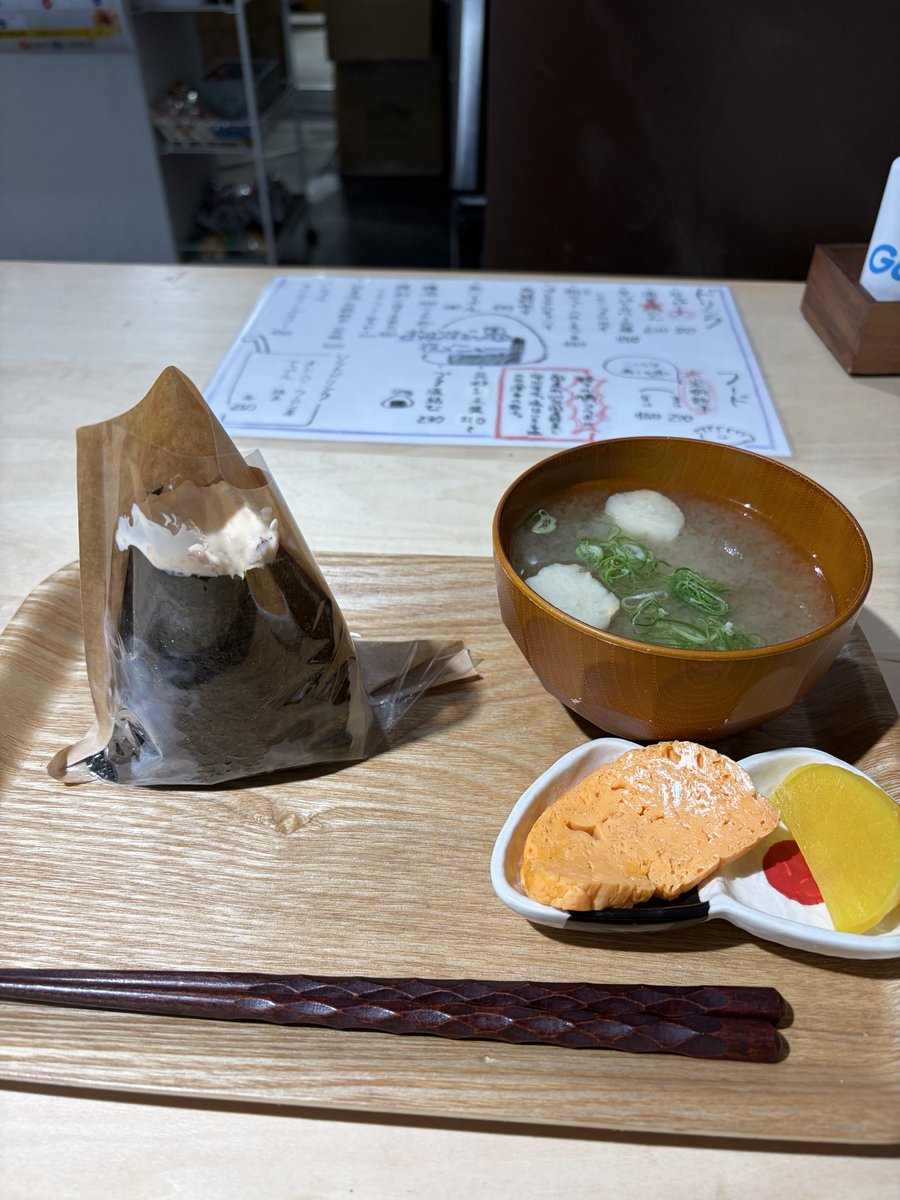 shiawaseayan's tweet photo. 2026.8.2

大阪
東三国　恩結び🍙-on-

mico＊さん、オススメ！

朝、新幹線で帰る前に
ギリギリ残された時間で朝ごはん🍙

朝のお味噌汁っていいよね

🍙鮭ゆず胡椒マヨにしました

近所なら、、、
お酒🍶日本酒ちびちびしながら
この🍙食べたいって思った〜😗

美味しかった〜 https://t.co/tEcDKVkce3