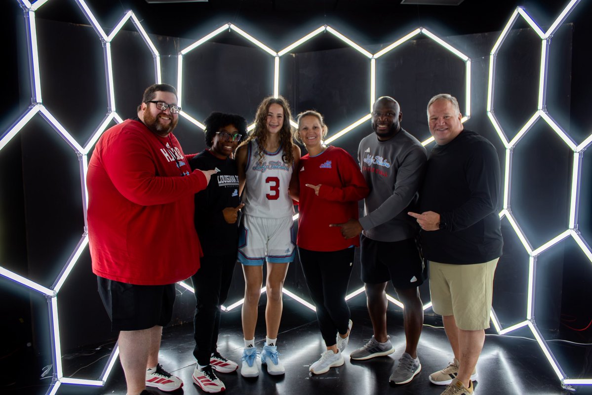 erin_akins1's tweet photo. Thank you @LATechWBB for a great unofficial visit!!🩵 @WoodzElite @TheBrandonLove @nbnbball https://t.co/PBedONeS0V