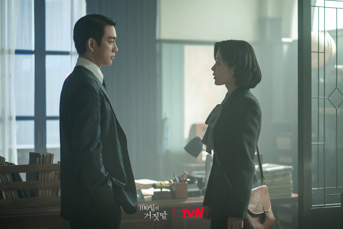 CJnDrama's tweet photo. (밀정) 이가경, 조선총독부 첫 출근 완료🤞🏻

통역생 '금서희'로 위장한 가경과
그녀를 의심하는 선임 통역관 태웅
거짓과 의심 속 아슬아슬한 공존 시작!

tvN 20주년 특별기획 <100일의 거짓말>
10/10 [토] 밤 9:10 첫 방송 | tvN

#100일의거짓말 #100DaysofDeception #tvN #20주년특별기획
#김유정 #박진영 #김현주 #이무생 #진선규
#즐거움엔20tvN #스트리밍은TVING