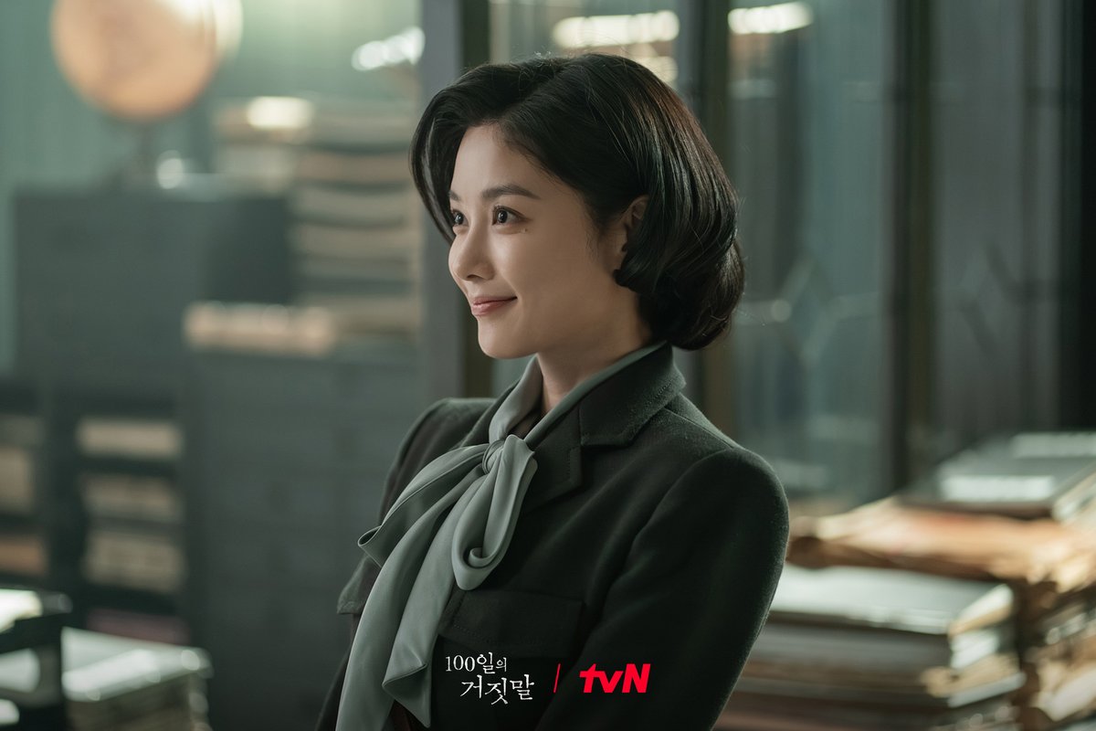 CJnDrama's tweet photo. (밀정) 이가경, 조선총독부 첫 출근 완료🤞🏻

통역생 '금서희'로 위장한 가경과
그녀를 의심하는 선임 통역관 태웅
거짓과 의심 속 아슬아슬한 공존 시작!

tvN 20주년 특별기획 <100일의 거짓말>
10/10 [토] 밤 9:10 첫 방송 | tvN

#100일의거짓말 #100DaysofDeception #tvN #20주년특별기획
#김유정 #박진영 #김현주 #이무생 #진선규
#즐거움엔20tvN #스트리밍은TVING
