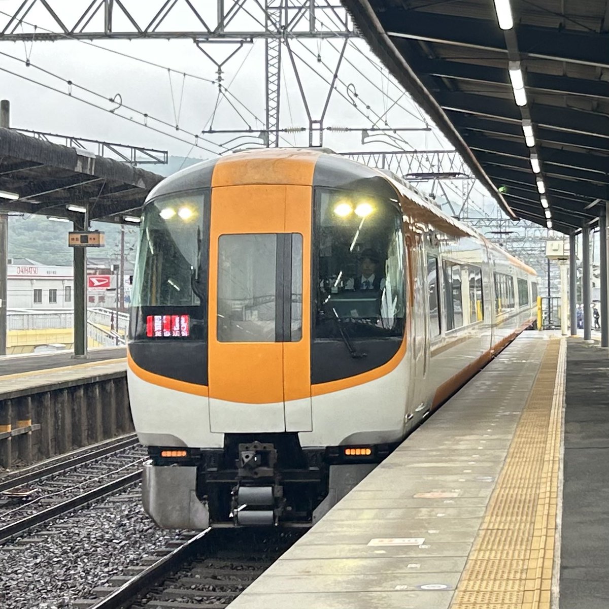 1259K_train's tweet photo. 近鉄大阪線 #近鉄運用 
←大阪上本町
・快急松阪8823レ W17+1A01+W23🐟
    ※W17は名張止め
・特急賢島6903レ AF01
・区急大阪上本町6926レ VW45+AG33 https://t.co/1a8cp1EqdI