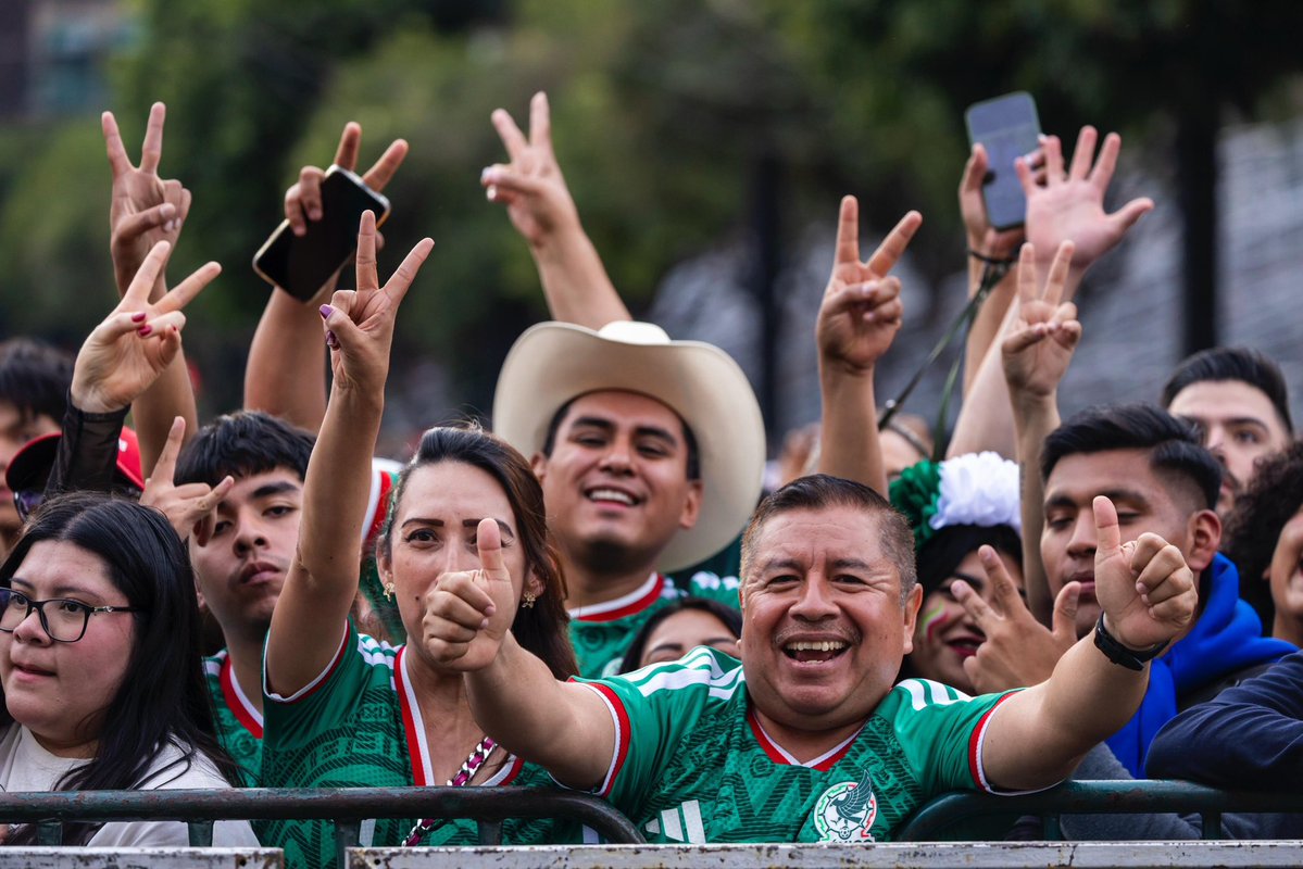 rosaicela_'s tweet photo. Ser mexicano es un orgullo y en la capital del país la gente lo demuestra y se prepara para gritar con el corazón: ¡#VivaMéxico!, junto con nuestra Presidenta @Claudiashein. 🇲🇽 #GritoDeIndependencia https://t.co/WNUn6l5Gu3
