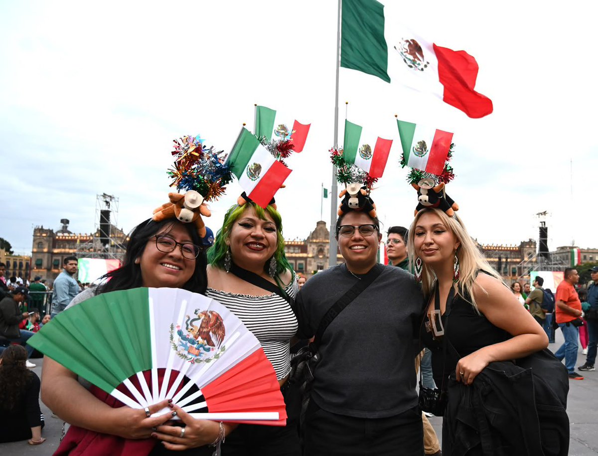 rosaicela_'s tweet photo. Ser mexicano es un orgullo y en la capital del país la gente lo demuestra y se prepara para gritar con el corazón: ¡#VivaMéxico!, junto con nuestra Presidenta @Claudiashein. 🇲🇽 #GritoDeIndependencia https://t.co/WNUn6l5Gu3