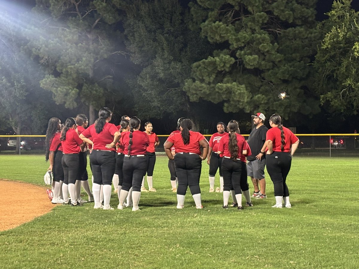 CyLakesSoftball's tweet photo. Our first fall ball games of 26-27 were awesome! The energy was 🔥! Thankful to great parents who still help give back to our program and help out! #Grateful #Growth #PuttinInWork #WAWG 🛡️🥎 #Lakes300 @lakes_athletics https://t.co/KFRQqDE7sg