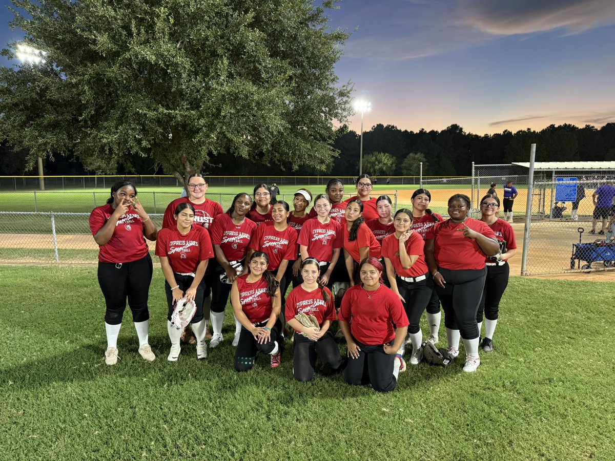 CyLakesSoftball's tweet photo. Our first fall ball games of 26-27 were awesome! The energy was 🔥! Thankful to great parents who still help give back to our program and help out! #Grateful #Growth #PuttinInWork #WAWG 🛡️🥎 #Lakes300 @lakes_athletics https://t.co/KFRQqDE7sg
