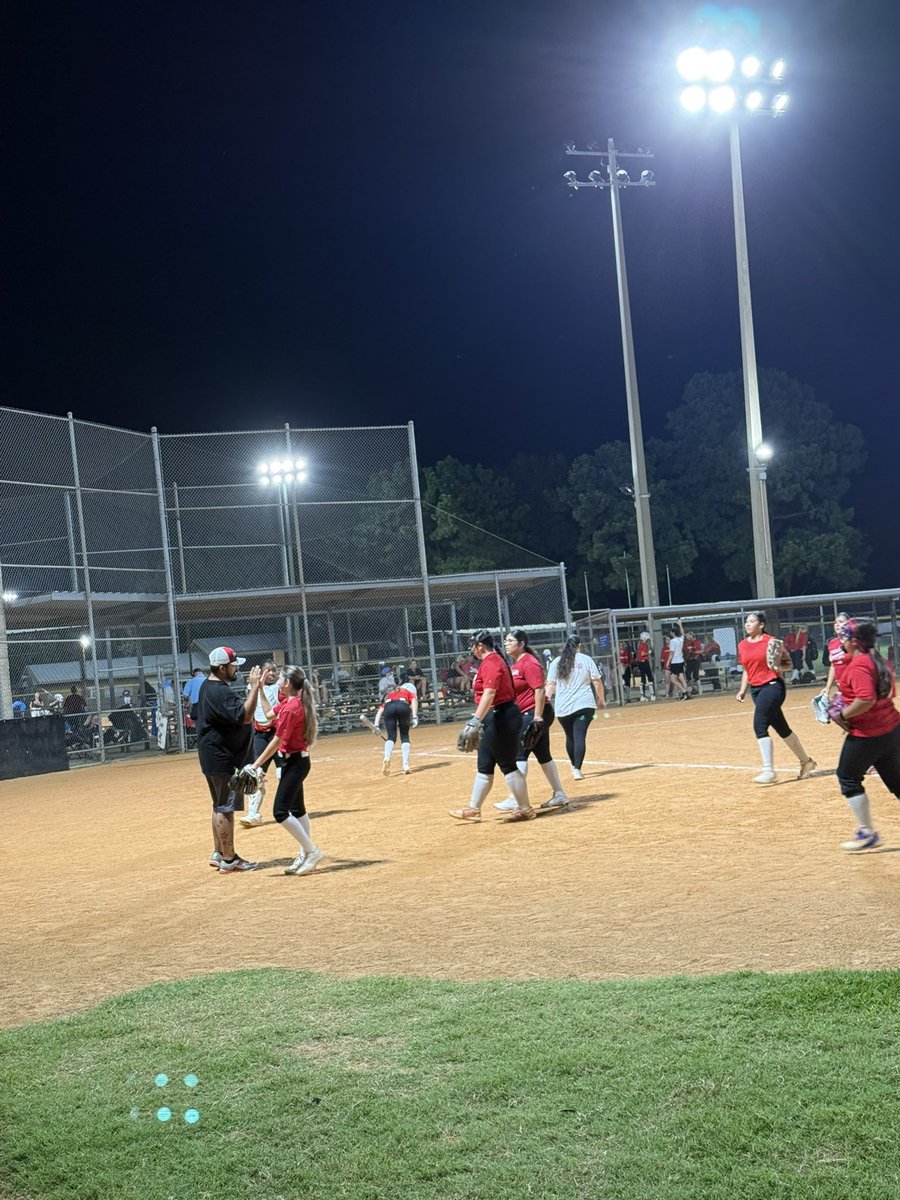 CyLakesSoftball's tweet photo. Our first fall ball games of 26-27 were awesome! The energy was 🔥! Thankful to great parents who still help give back to our program and help out! #Grateful #Growth #PuttinInWork #WAWG 🛡️🥎 #Lakes300 @lakes_athletics https://t.co/KFRQqDE7sg