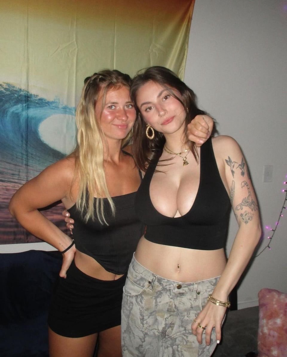 thrust890's tweet photo. Jordan mcdonald with her friend😊 https://t.co/DKK1PzD2z4