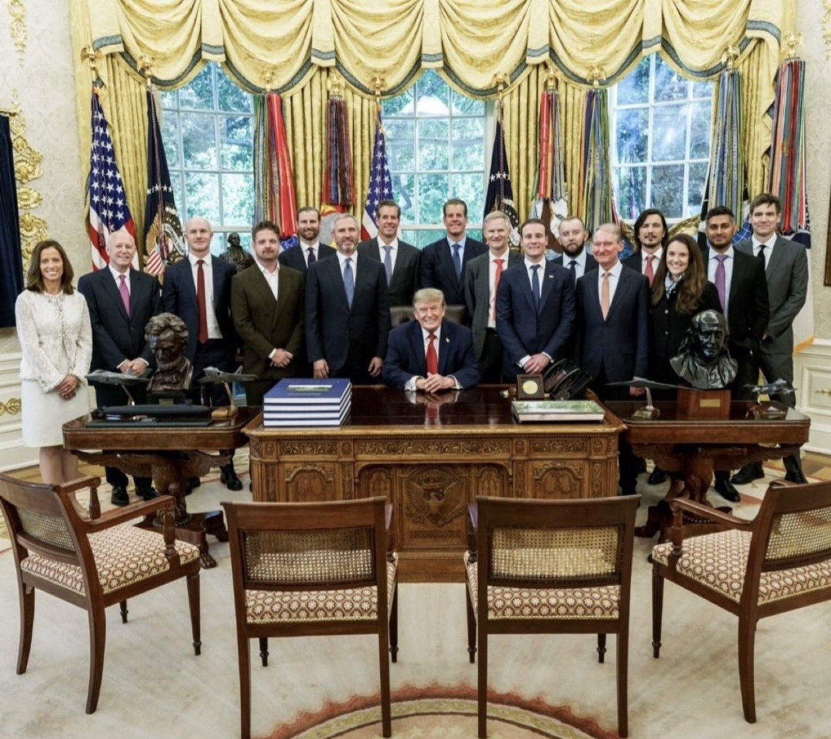 bitforcoinb's tweet photo. 🚨BREAKING%20WHITE%20HOUSE%20JUST%20DROPPED%20A%20PHOTO%20FROM%20THE%20CRYPTO%20SUMMIT%20SHOWING%20RIPPLE%20CEO%20BRAD%20GARLINGHOUSE%20STANDING%20RIGHT%20NEXT%20TO%20PRESIDENT%20TRUMP.%20THAT%20SPOT%20NEXT%20TO%20THE%20PRESIDENT%20STRONGLY%20SU https://t.co/XIlLYg2cBW