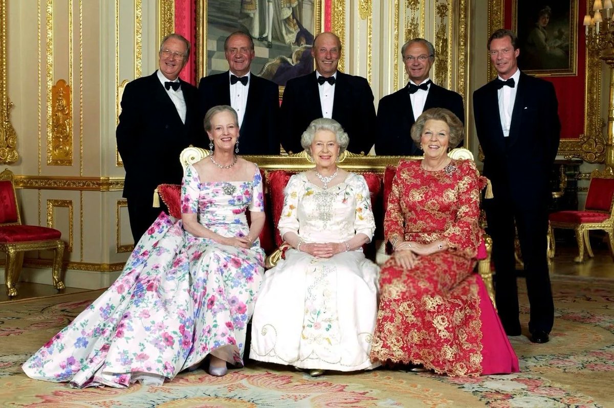 9Kings1910's tweet photo. There hasn't been a photograph of all 8 reigning monarchs of Europe's surviving kingdoms &amp; grand duchy since 2002.

Since then, Elizabeth II &amp; Harald V have died; Beatrix, Albert II, Juan Carlos, Margrethe II, &amp; Henri have all abdicated. Only Carl XVI Gustaf still reigns. https://t.co/WWhyl1boR2