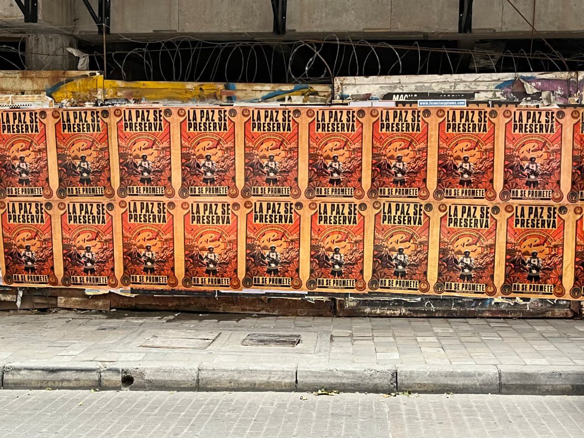 musictrendscol's tweet photo. Aparecen estos afiches cerca a los edificios gubernamentales más importantes del país 🇨🇴 y la ciudad de Bogotá 🏢

El texto del póster dice: "La paz se preserva, no se promete. Presentado por el Capitolio"

Y ustedes seguramente y saben quién está detrás. https://t.co/5AK5Q5qhhW