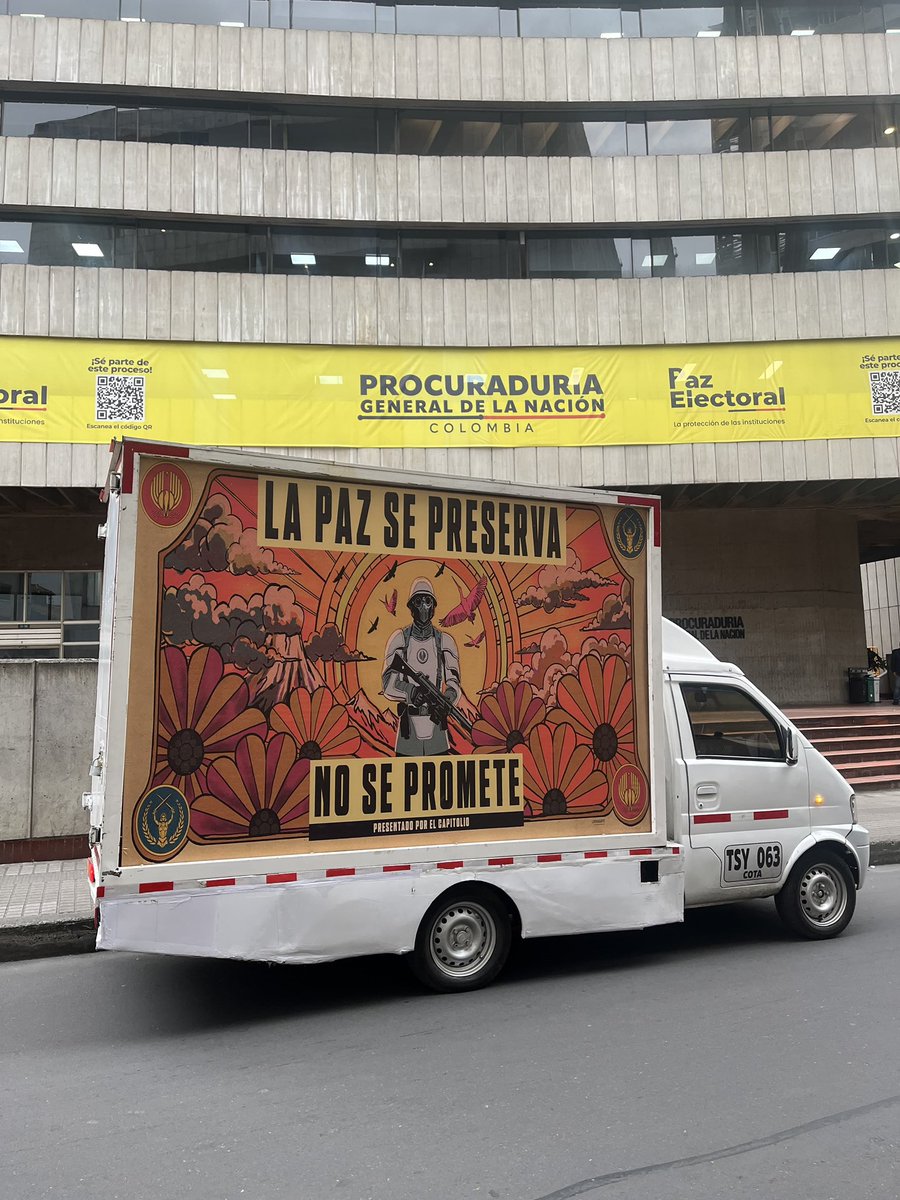 musictrendscol's tweet photo. Aparecen estos afiches cerca a los edificios gubernamentales más importantes del país 🇨🇴 y la ciudad de Bogotá 🏢

El texto del póster dice: "La paz se preserva, no se promete. Presentado por el Capitolio"

Y ustedes seguramente y saben quién está detrás. https://t.co/5AK5Q5qhhW