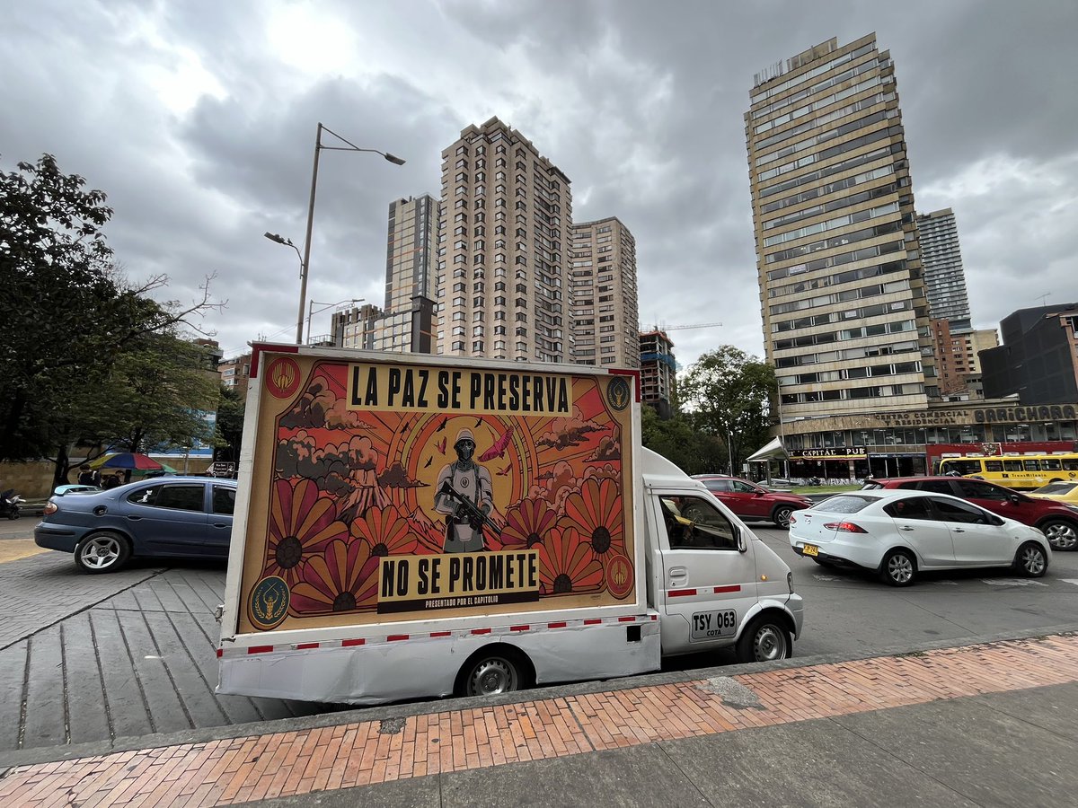 musictrendscol's tweet photo. Aparecen estos afiches cerca a los edificios gubernamentales más importantes del país 🇨🇴 y la ciudad de Bogotá 🏢

El texto del póster dice: "La paz se preserva, no se promete. Presentado por el Capitolio"

Y ustedes seguramente y saben quién está detrás. https://t.co/5AK5Q5qhhW