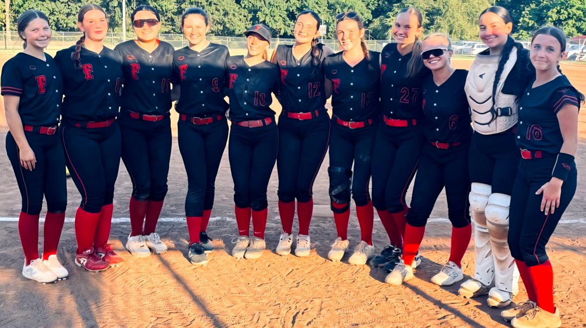 tnfc2029roberts's tweet photo. First weekend on the dirt with this group of amazing athletes.  Alot of big plays on offense and defense.  Great showing going 5-1-1 on the weekend. Keep grinding ladies! 🧨🥎💪 https://t.co/crb6GNoJNw