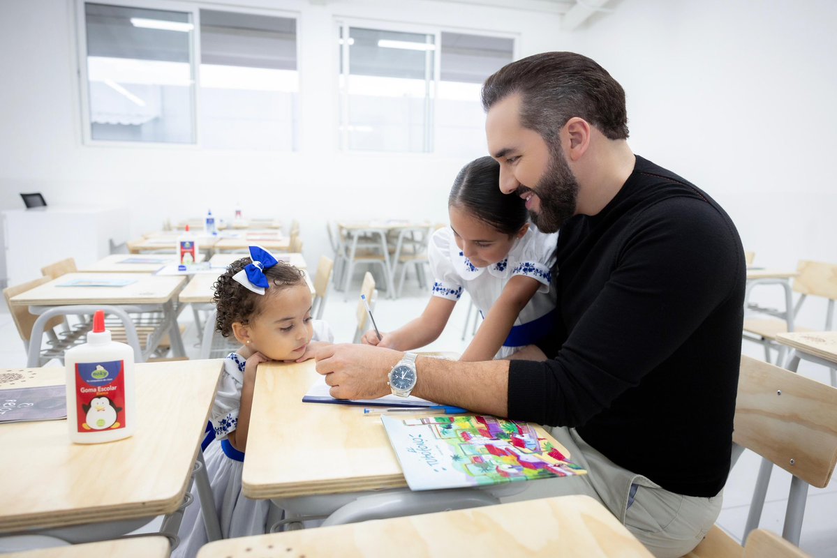 PresidenciaSV's tweet photo. Layla y Aminah, junto a sus papás conocieron las nuevas instalaciones del Centro Escolar del cantón Los Toles donde los niños de las comunidades aledañas recibirán educación de primer nivel. 🇸🇻🫰🏻 https://t.co/JfxSXI2ldv