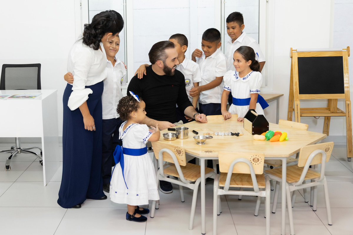 PresidenciaSV's tweet photo. Layla y Aminah, junto a sus papás conocieron las nuevas instalaciones del Centro Escolar del cantón Los Toles donde los niños de las comunidades aledañas recibirán educación de primer nivel. 🇸🇻🫰🏻 https://t.co/JfxSXI2ldv