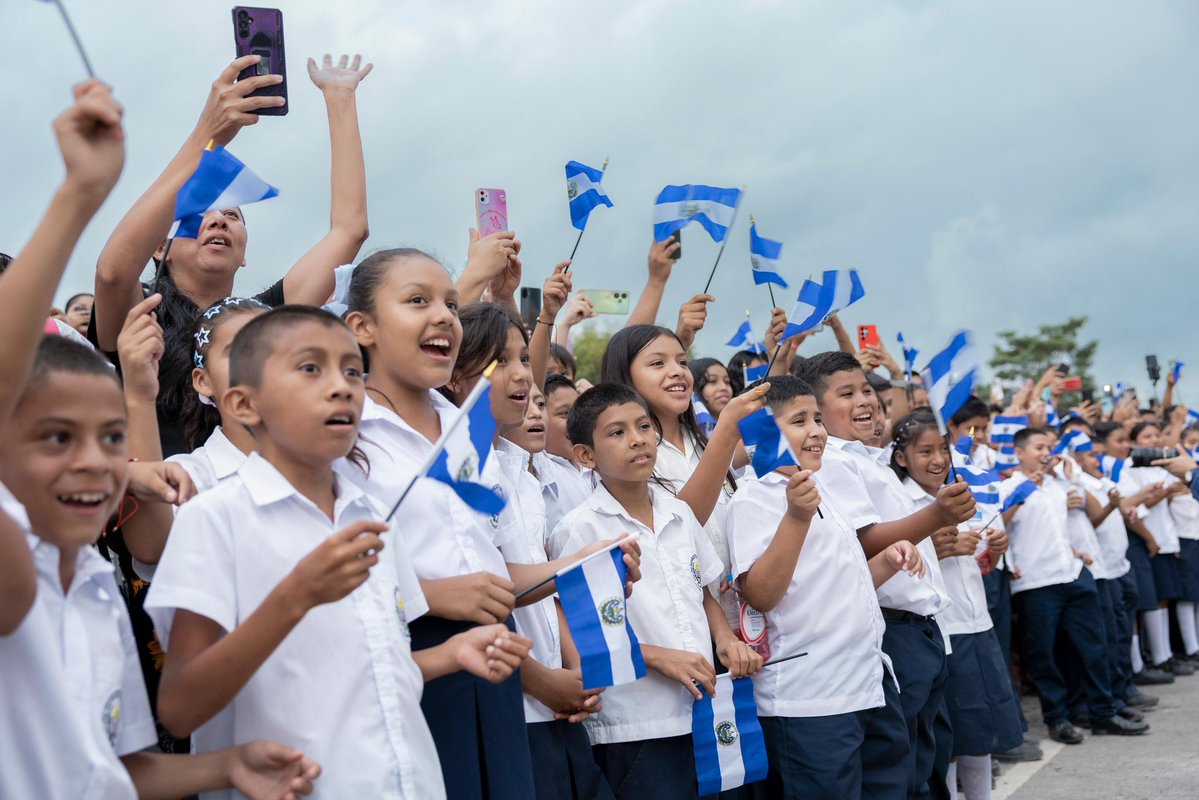 PresidenciaSV's tweet photo. La Familia Presidencial visitó Ahuachapán para entregar el nuevo Centro Escolar del cantón Los Toles. 🇸🇻 https://t.co/7XAW1GEIBI