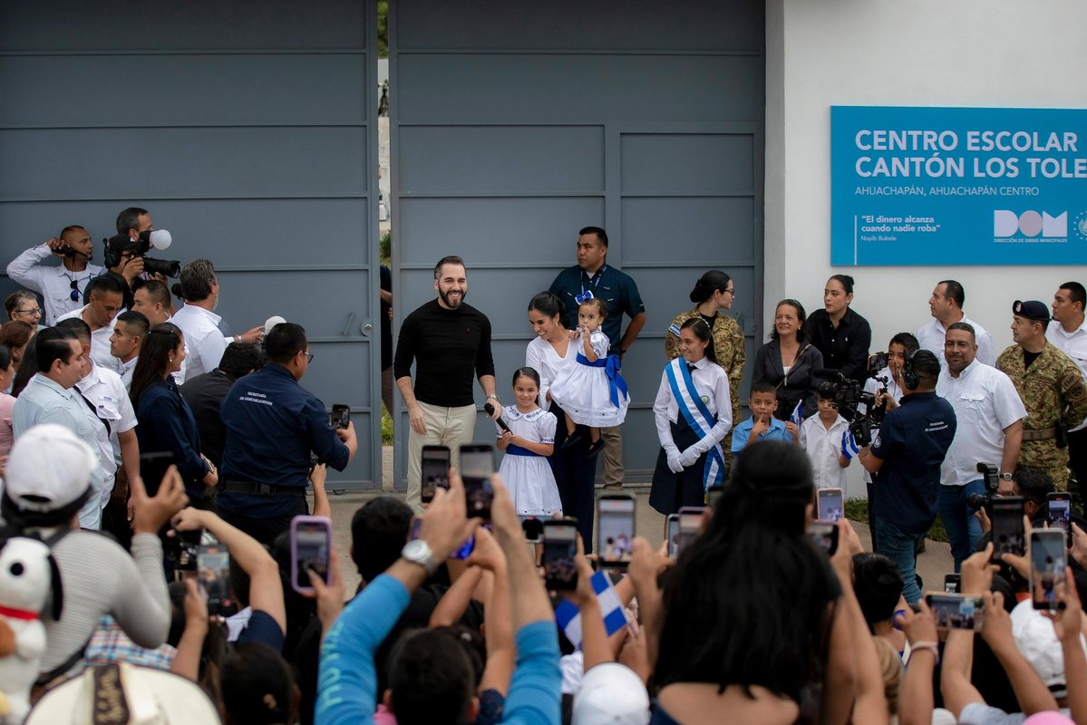 PresidenciaSV's tweet photo. La Familia Presidencial visitó Ahuachapán para entregar el nuevo Centro Escolar del cantón Los Toles. 🇸🇻 https://t.co/7XAW1GEIBI