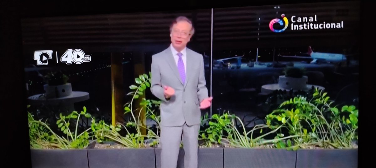 Dioskryon's tweet photo. Que hace este baboso hablando en todos los canales nacionales, como si fuera presidente, no hizo nada en 4 años y ahora se las tira de economista, más bien que pague en la cárcel, lo que se robo y desfalco con su hueste de hampones. @CanalRCN @CaracolTV https://t.co/WdrKTqH2Ii