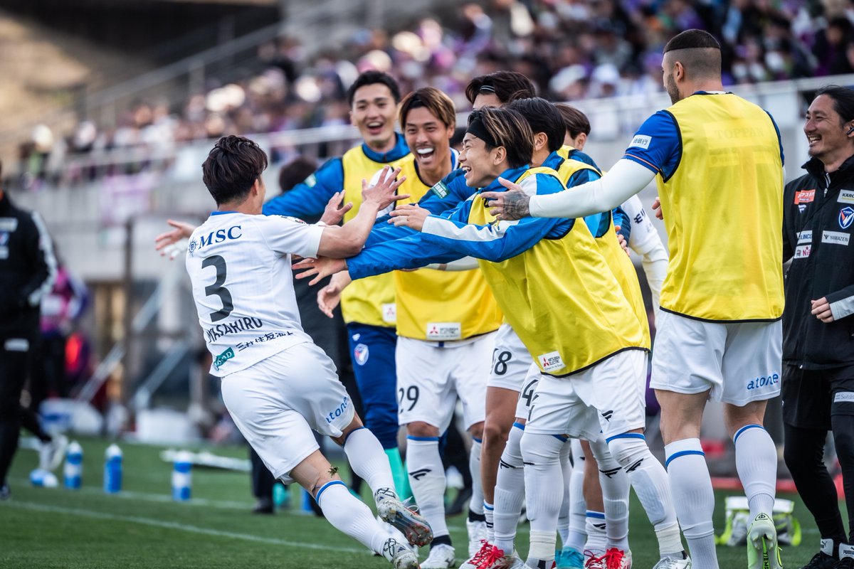 v_varenstaff's tweet photo. 🔷🔶
献身的にチームを支えた1年半。

2025シーズンに加入し、攻守にハードワークするプレースタイルでJ1昇格に貢献。8年ぶりのJ1での戦いとなる百年構想リーグ、2026/27シーズンも献身的なプレーでチームを支えてくれたマサ。

出場機会を得られない時期も練習から常にストイックに準備を続け、スタメンを掴み、今季は副キャプテンも任されるチームの柱となる存在でした。

また、ピッチ外でも明るく優しく、選手・スタッフ・ファン・サポーター、関わる人みんなから愛されるキャラクターでした。ヴィヴィくんの親友としても試合後や釣り企画、オフザピッチでいつも仲良く接してくれてありがとう。

次は、地元新潟の地でマサの新たな挑戦。これからJ1昇格へ導く、活躍を心から応援しています。

V・ファーレン長崎で過ごした約1年半、クラブのために全力で戦ってくれて本当にありがとうございました🤝🔷🔶

#vvaren #関口正大 #ありがとう