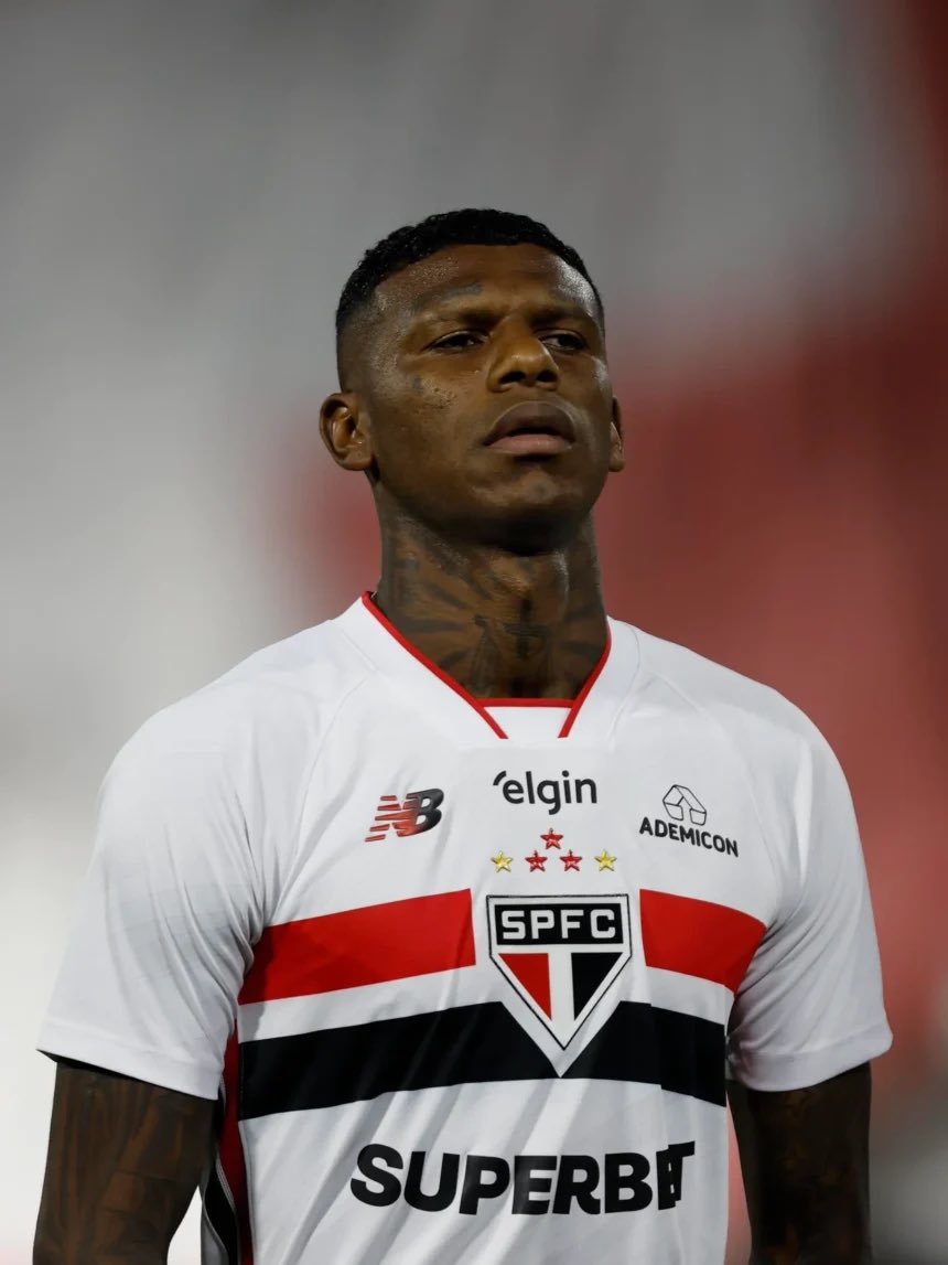 Futebostaa's tweet photo. o camisa 5 do são paulo está completamente CAGADO.

Arboleda é uma farsa. https://t.co/Y3oyuTpK8Y