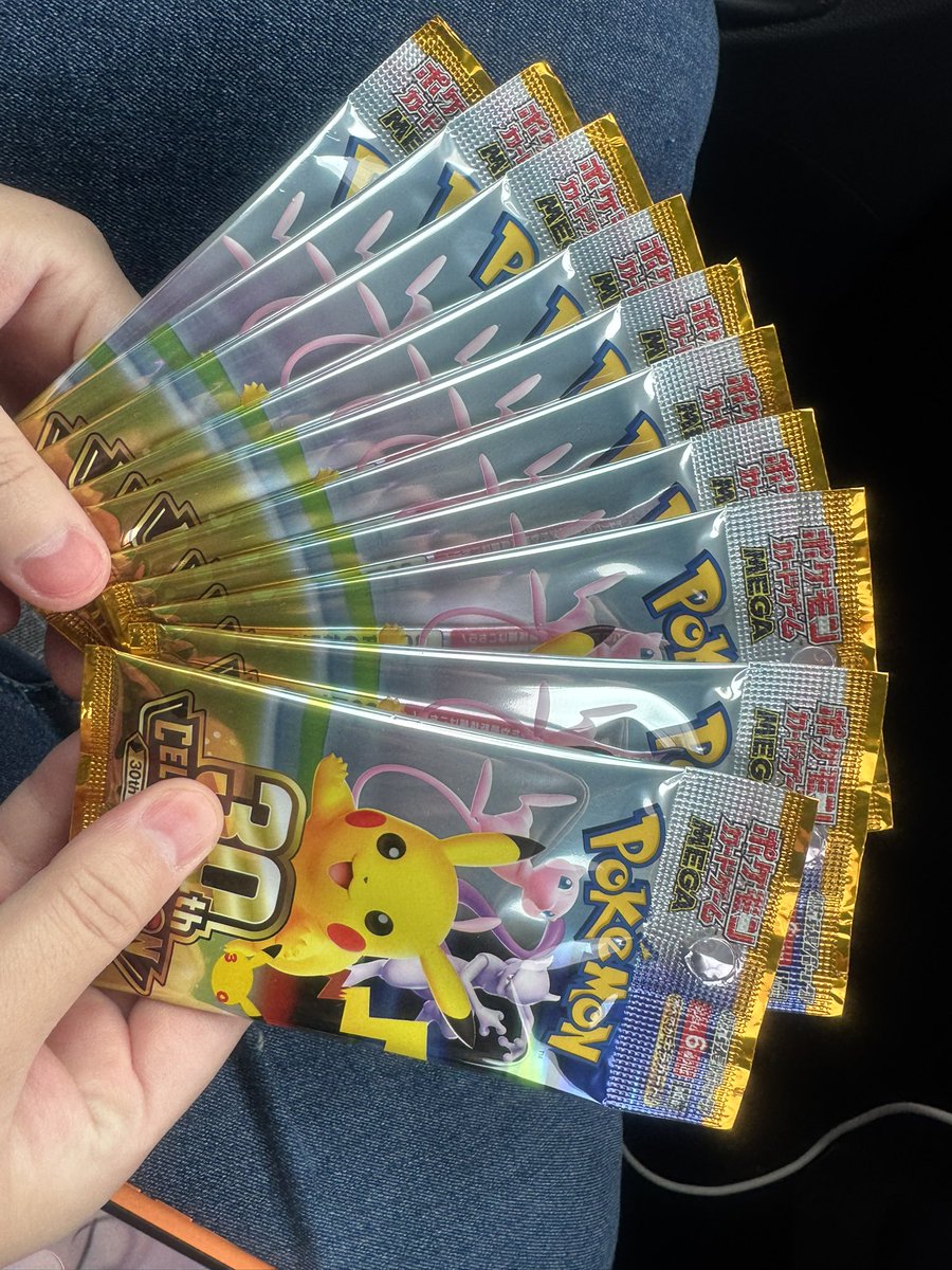 skny2's tweet photo. 買えた！まだまだ探しに行く！
#ポケカ
#30th https://t.co/qAYzuR6P56