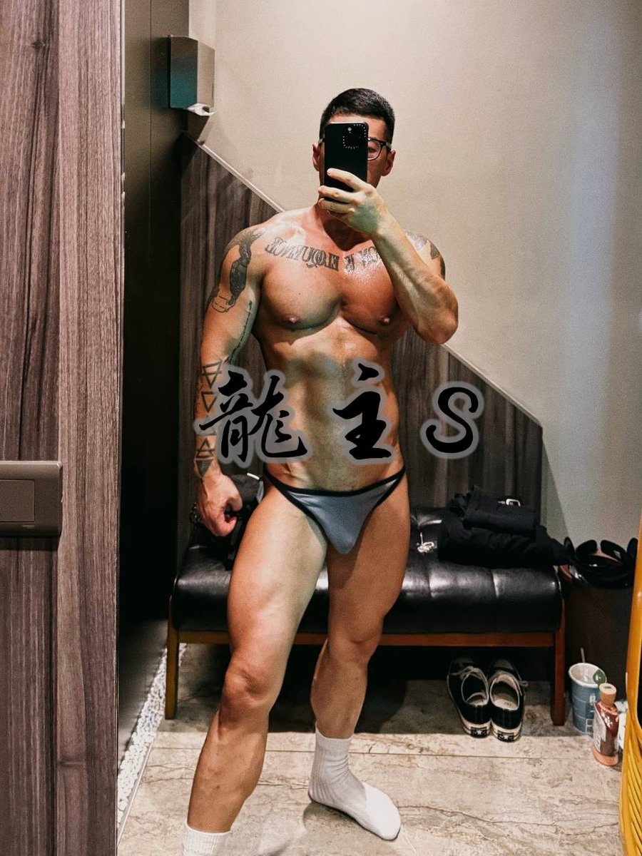 UueTate's tweet photo. 肌肉黑皮母蛆被命令在厕所地板上扭动贱身体，健身就是为了做蛆做性玩具，你说对吧？ https://t.co/zKl01HqEsC