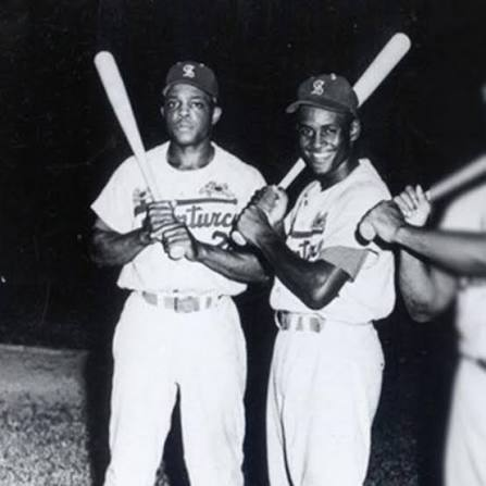 beisboldecaribe's tweet photo. Hoy, en el #RobertoClementeDay, recordamos a una leyenda cuya historia también está profundamente ligada al béisbol del Caribe. 🇵🇷⚾

Antes de convertirse en un ícono mundial, Clemente dejó su huella con los Cangrejeros de Santurce en la pelota invernal puertorriqueña y formó parte del histórico equipo campeón de la Serie del Caribe de 1955, junto a figuras como Willie Mays.

Estas imágenes nos recuerdan una parte especial de su historia: Roberto Clemente también fue Caribe. 🌴❤️

Hoy celebramos al pelotero, al puertorriqueño y un legado que continúa trascendiendo generaciones.

#SerieDelCaribe