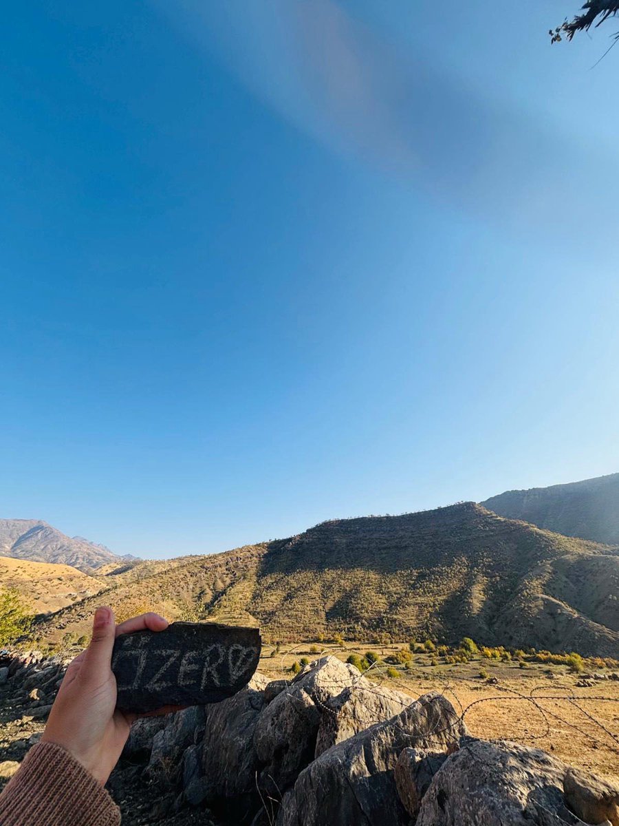 ozer_erk's tweet photo. “Bazen susmak, gökyüzüne bakmak ve her şeyi Allah’a bırakmaktır.”

Çoğrafya Kaderdir.⛰️

#hakkari 
#Derecik https://t.co/bYEd46VmLi
