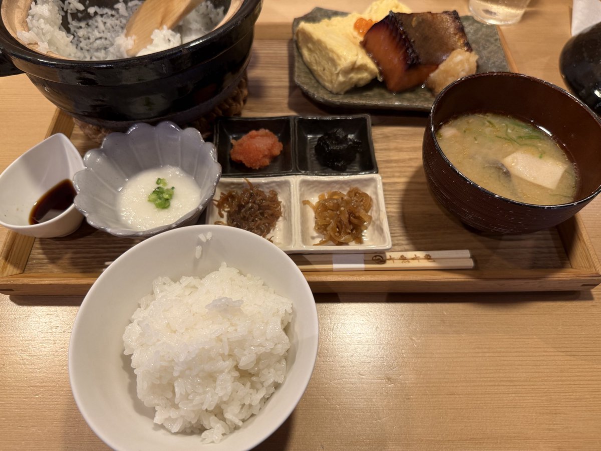 majesty5596's tweet photo. 渡辺通　十魚十色

だし巻き卵と銀鮭幽庵焼き土鍋

炊き立て土鍋ご飯はテンション上がる⤴️🍚 https://t.co/LzdgZOZ4pX