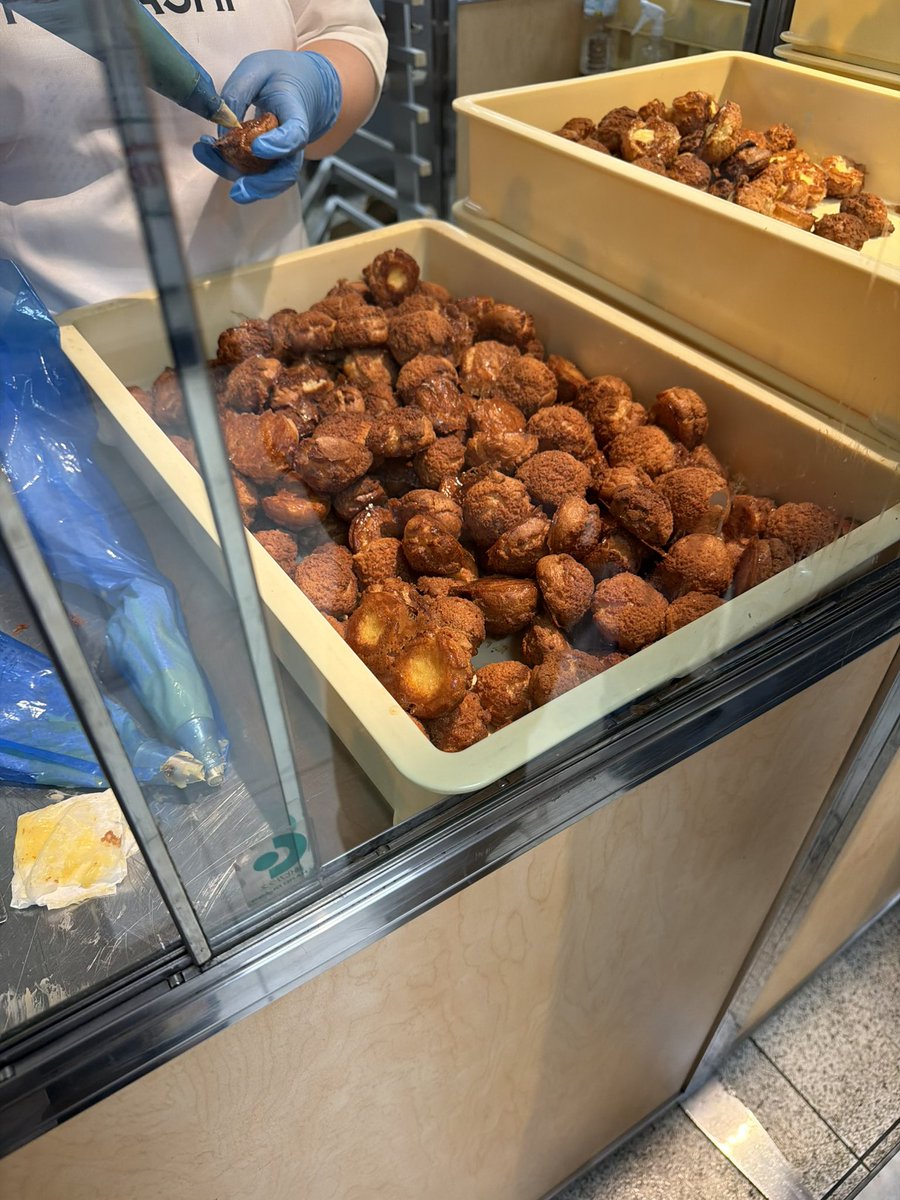 tomoking88's tweet photo. 前橋スズラン最後のうまいもの会。中華蕎麦三藤の地鶏と蛤の中華蕎麦、KOGARHIのミニブリュレシュークリーム、ヒステリックジャムのプレミアムバターシュガー。全部美味しかった。近年の秋の開催で1番レベルが高かった気がする。　#前橋スズラン　#スズラン https://t.co/P80VrRX44g