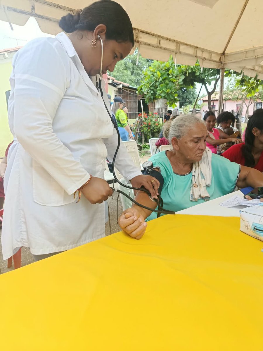 serg34485's tweet photo. 🇨🇺🩺❤️🇻🇪 Jóvenes del destacamento #100AñosConFidel llevan salud y solidaridad a las comunidades. Desde los CDI Ernesto Che Guevara y Las Dinamitas, nuestros profesionales brindan atención médica con humanismo y compromiso. ¡El legado de Fidel sigue vivo! 🤝❤️
#CubaCoopera https://t.co/2fD6yx9d2j