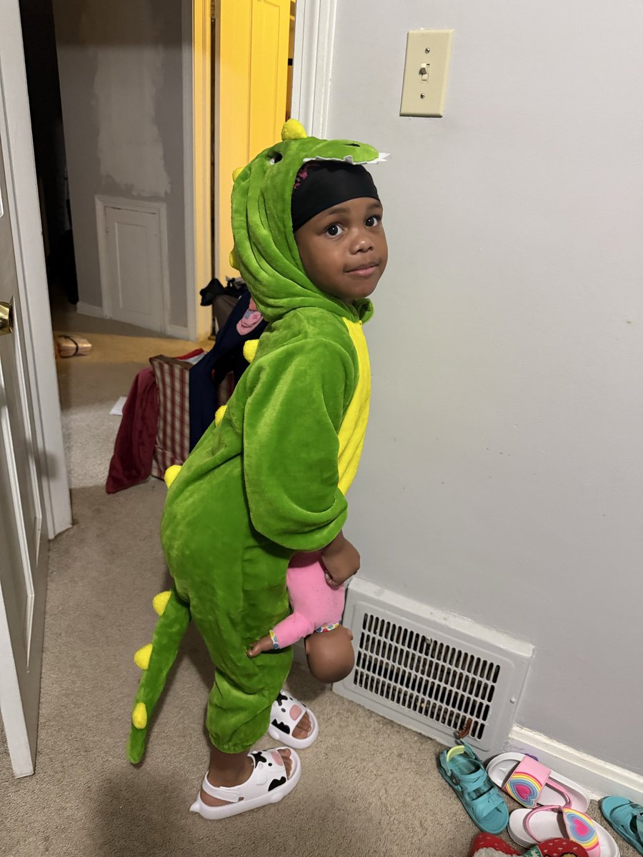 Allmightyjayroc's tweet photo. She b feeling better in what she want 🤣🤣🫶🏾 https://t.co/8czUgpBM1f