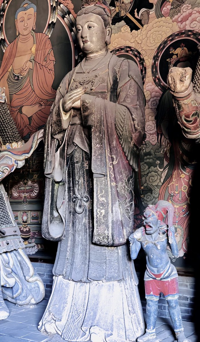 EllieEllie0077's tweet photo. 大同善化寺，同一尊神，两种模样！
高大温婉是皈依后的鬼子母，脚边青面小鬼是未点化前的夜叉（鬼子母的前身）。从因痛生恨吃他人的孩子，到点醒后护佑众生，她完成了自我救赎。
人人心中都有夜叉，慢慢降服它，就是善化。
世间所有和解，始于读懂他人之痛。
#BuddhistArt #Statue https://t.co/JmcmMu5Goa