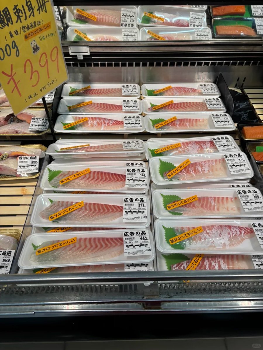 Francvdiley's tweet photo. 薄ピンクに美しい赤の縞模様が映える鯛の刺身が、トレイに整然と並んでいます。「脂がのっておいしい」と記され、養殖・愛媛���産との表示も。手書きの値札には 399 円と記され、透明なパック越しにも瑞々しさが伝わり、食卓を華やかに彩ってくれそうな新鮮な逸品です✨ https://t.co/fKDWjrM1Wp